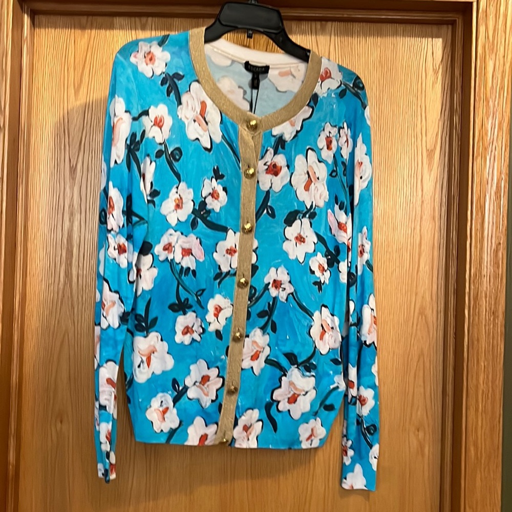 New with tags~ women’s sweater